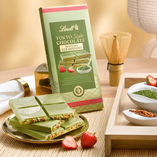 Lindt Tokyo Style Бял шоколад с матча и ягода 145 гр