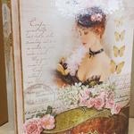 name} Шоколади Masha Красива кутия с белгийски бонбони във формата на книга - Дамата с огледалото 200 гр.